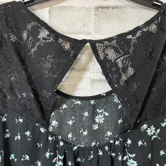 Torrid 100% Rayon Women’s Cap Sleeve Lace Cutout Top Black w/ Blue Flowers Sz 0 - Picture 7 of 10